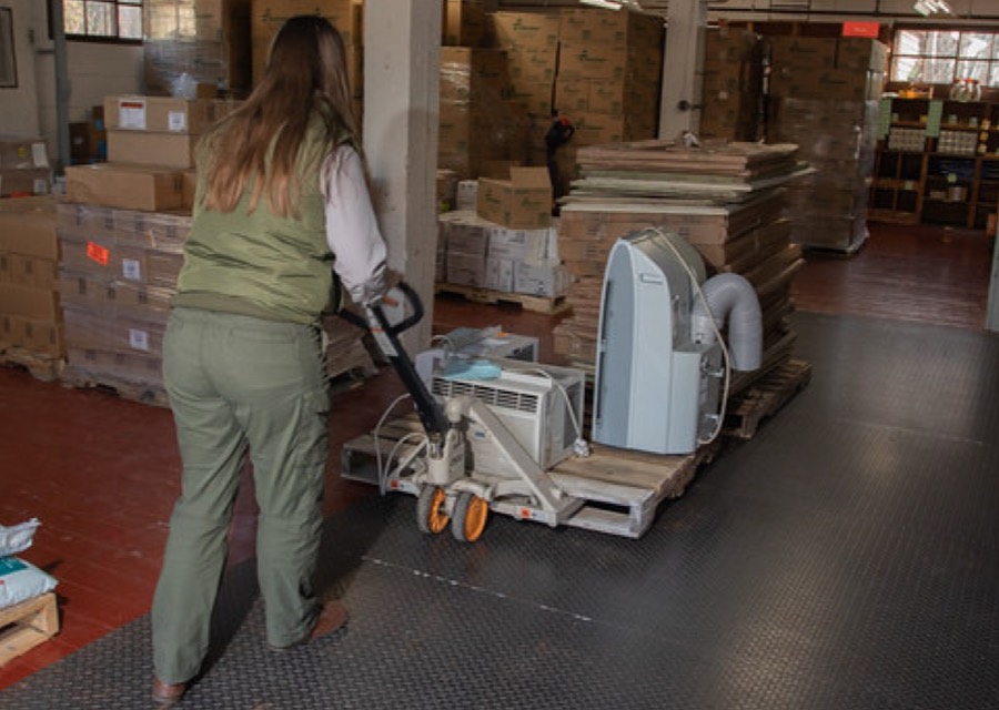 Paletten mit verpackter Ware in einem Lager